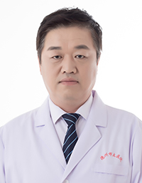  主任医师，骨科主任。骨外科专业，1994年毕业于山东泰山医学院医疗系，2004年在上海第二军医大学附属长海医院进修骨科。擅长脊柱、关节、   