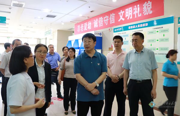 日下午,德州市医保局局长王拥军,德城区医保局局长孙祥忠等一行10余人