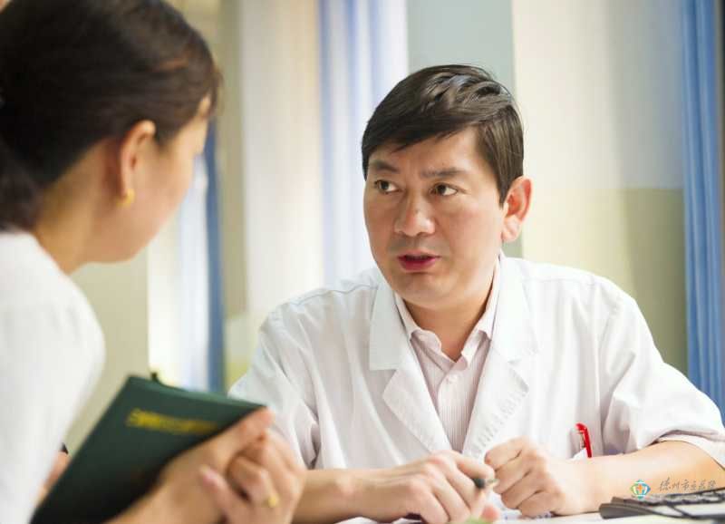 山东省立医院李长忠教授在我院手术指导