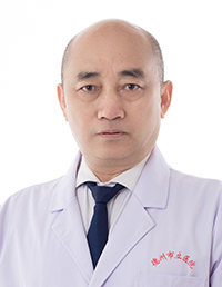 华春生副主任医师原普外科主任 1997年医专毕业，曾在山东省立医院进修一年，擅长胃肠、肝、胆、甲状腺、乳腺血管及微创介入等普外科疾病的   