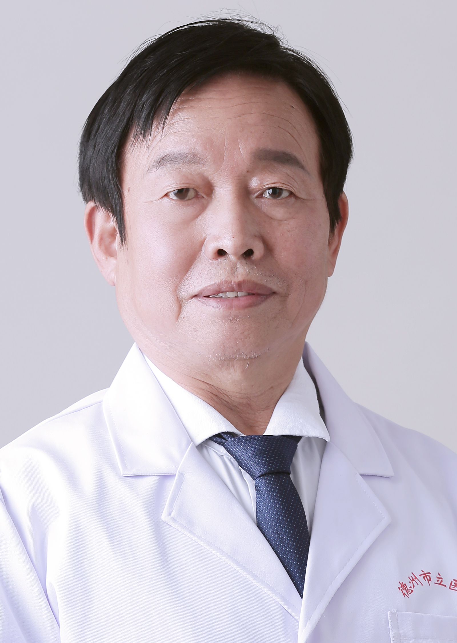 副主任医师，曾任中医科主任、家庭病房科主任。德城区中医学会常务理事，德州市中西医结合学会理事。毕业于山东中医学院自学考试中医专业。   