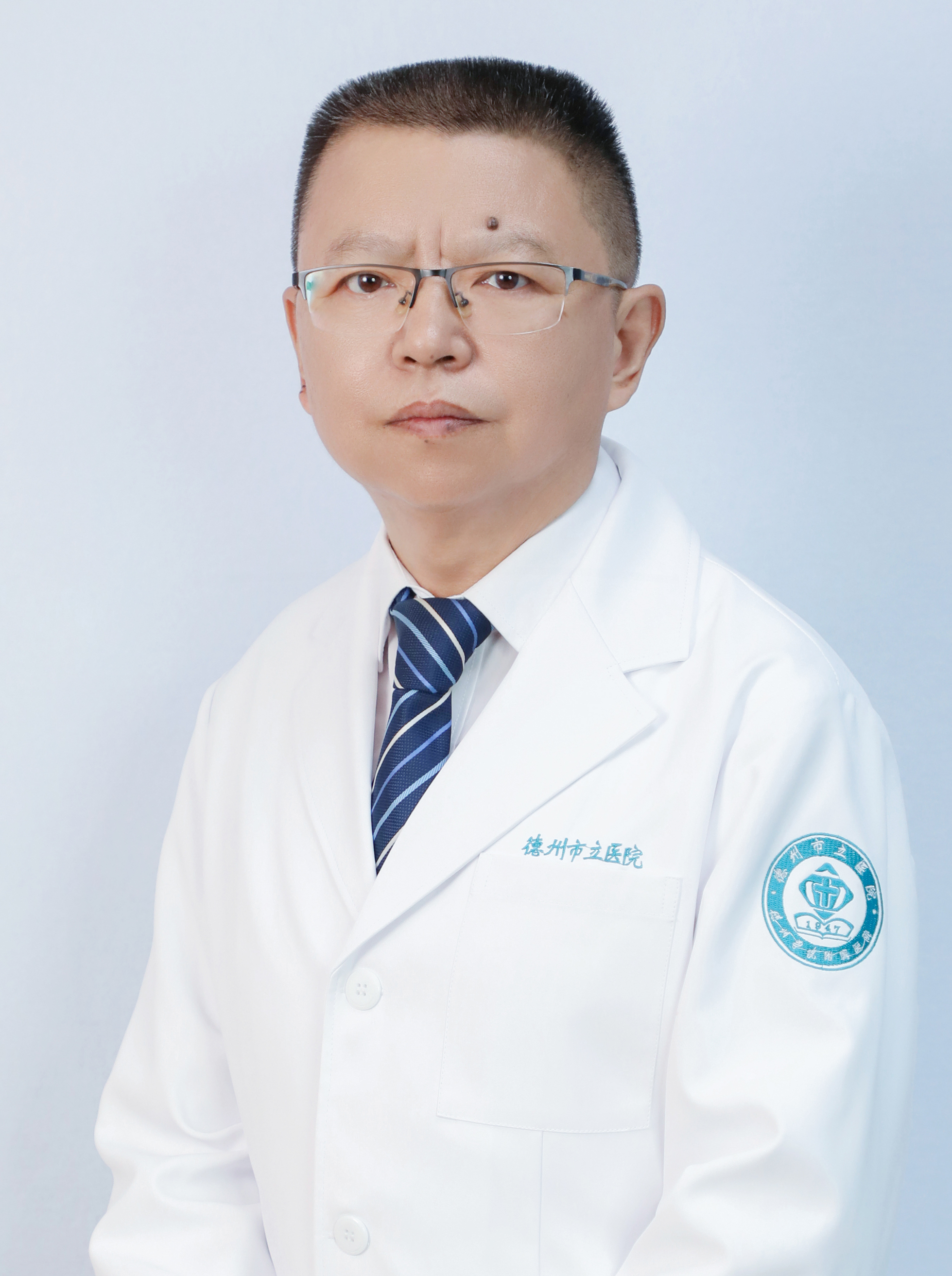 李宝新神经内一科主任主任医师擅长脑血管病的诊治及介入治疗，并对于各类型头痛、眩晕、癫痫、帕金森氏病、痴呆、脑炎等也具有较高的治疗水   