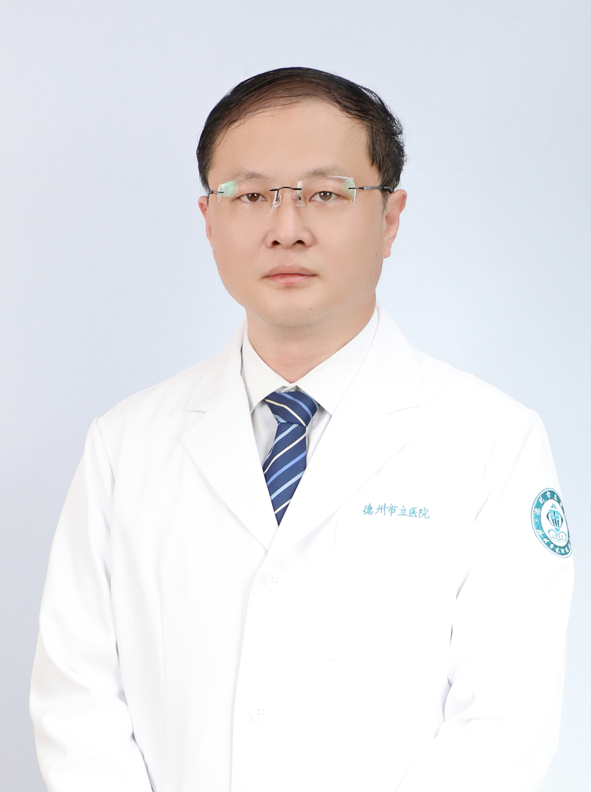 苏文龙泌尿外科副主任主治医师1999年～2004年就读于河北医科大学，2014年~2015年于北京协和医院泌尿外科进修学习。专业擅长泌尿系统常见疾   