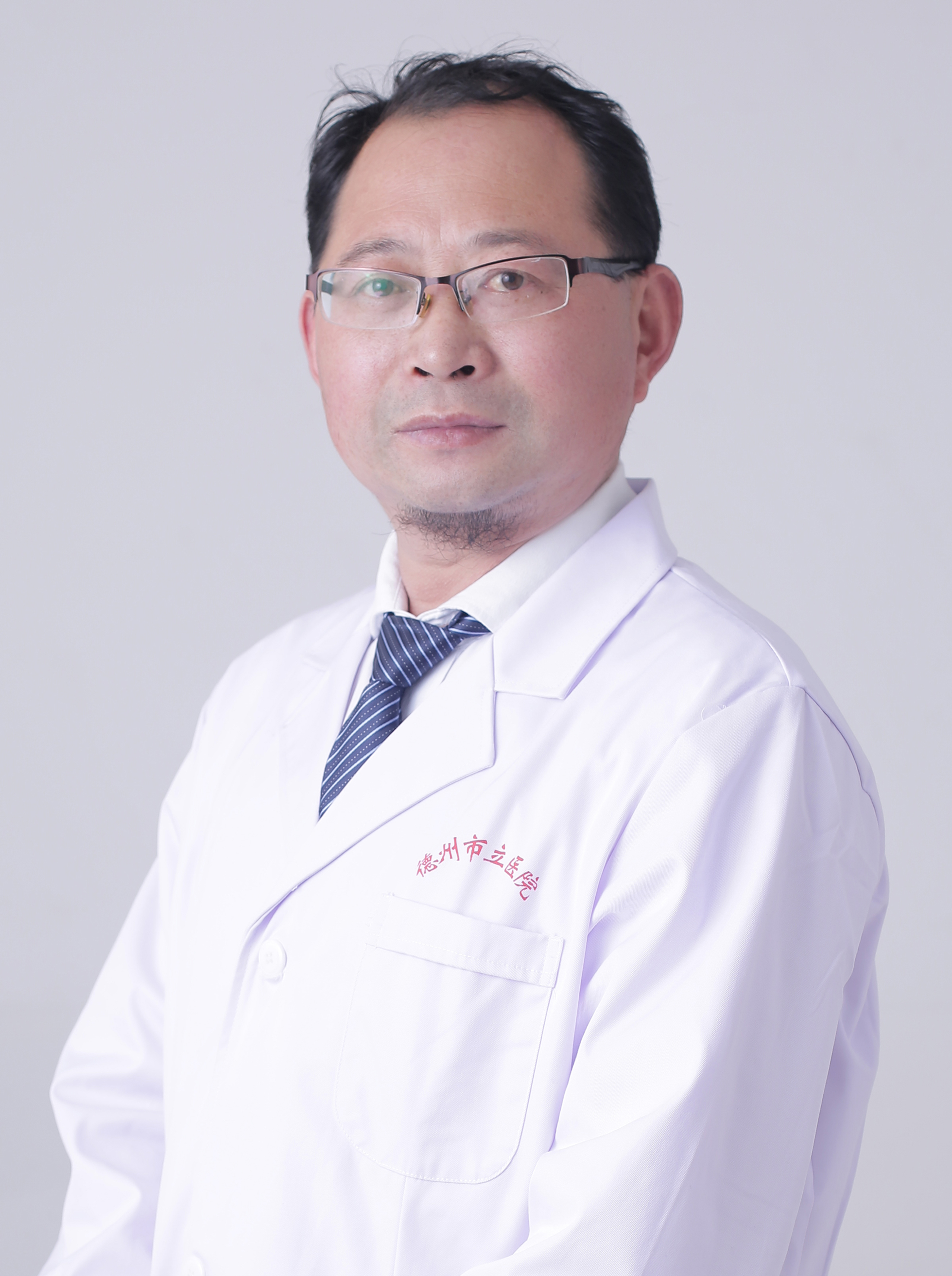 党治国皮肤科主任副主任医师从事皮肤性病专业二十余年，曾在北京空军总院、上海华山医院及山东省皮肤病医院等多家医院进修学习，擅长皮肤性   